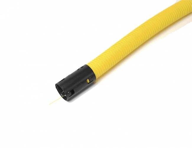 Gul fiberkabel med svart kontakt mot vit bakgrund. Optisk teknologi, dataöverföring, kommunikationsinfrastruktur.