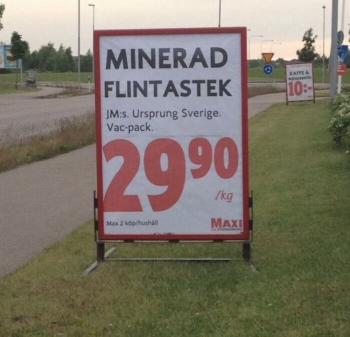 Reklamskylt för minerad flintastek, pris 29.90 kr/kg, ursprung Sverige, vid en väg. Max 2 köp/hushåll.