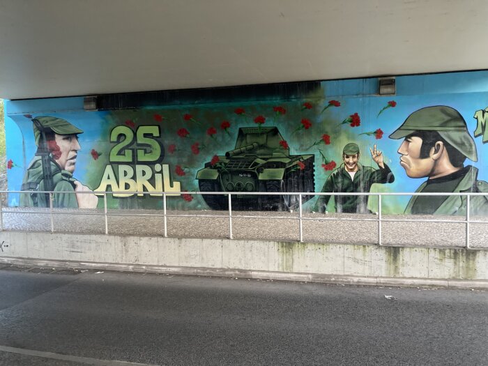 En mur målad med militära motiv och texten "25 Abril", troligen hyllar Portugals Nejlikerevolutionen.