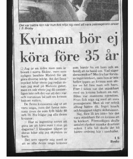 Tidningsartikel med rubriken "Kvinnan bör ej köra före 35 år", åldersrelaterade körrättigheter, åsikt, diskriminerande innehåll.