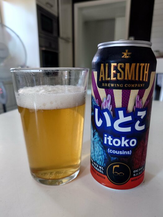 Ett glas öl bredvid en burk från AleSmith Brewing Company, märkt med "Itoko".