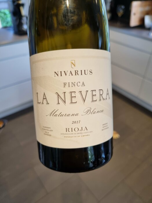 Flaska vin märkt "Nivarius, Finca La Nevera, 2017, Maturana Blanca, Rioja", avgränsad ursprungsbeteckning från Spanien.