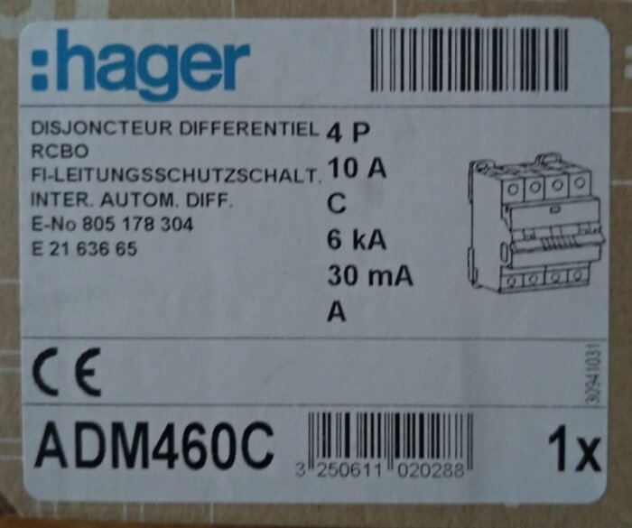Etikett för Hager RCBO (jordfelsbrytare) med specifikationer och streckkod; teknisk information och artikelnummer.