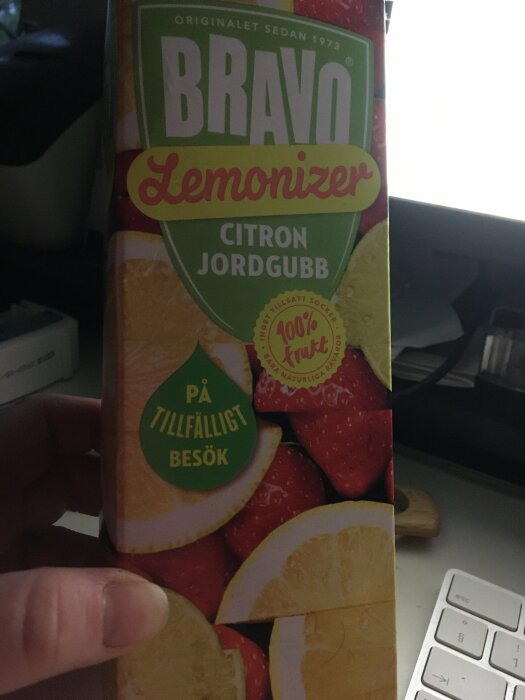 Förpackning av BRAVO Lemonizer, citron- och jordgubbssmak, 100% frukt, "På Tillfälligt Besök" etikett.