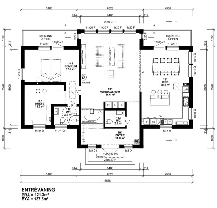 Arkitektonisk ritning av en bostadsplanslösning med mått, rum och möbleringssymboler.