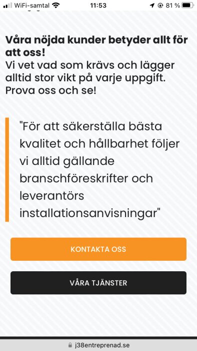 Skärmdump av en webbsida, text om kundnöjdhet och kvalitet, knappar för kontakt och tjänster, svensk text.