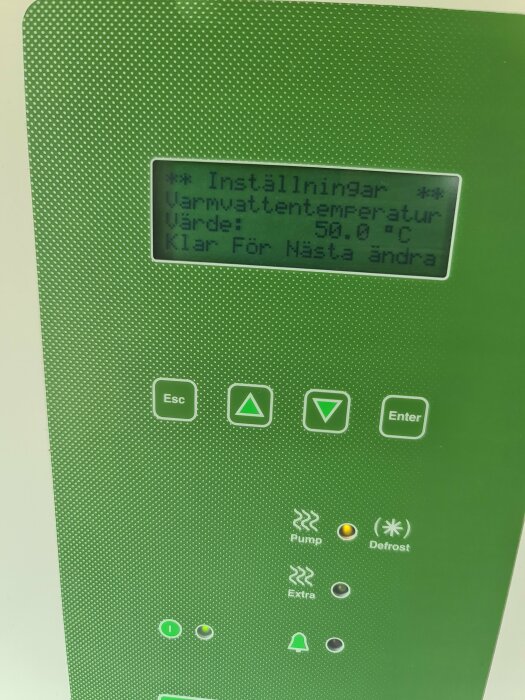 Digital kontrollpanel för värmeinställningar med LCD-skärm och knappar. Displayen visar "Varmvattentemperatur: 50.0 °C".