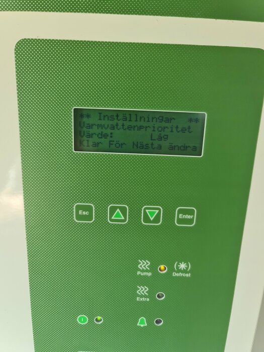Grön digital kontrollpanel för värmeinställningar med LCD-display och knappar: Esc, Enter, pil upp/ned.