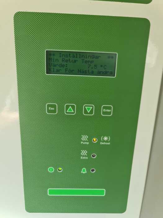 Digital kontrollpanel, grönt, inställningar, temperatur, knappar för navigering och funktioner som pump och avfrostning.