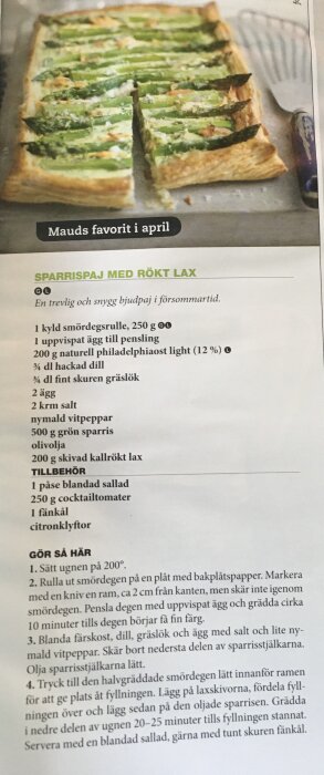 Bakad sparris- och laxpaj med ingredienser och tillagningsinstruktioner på svenska.