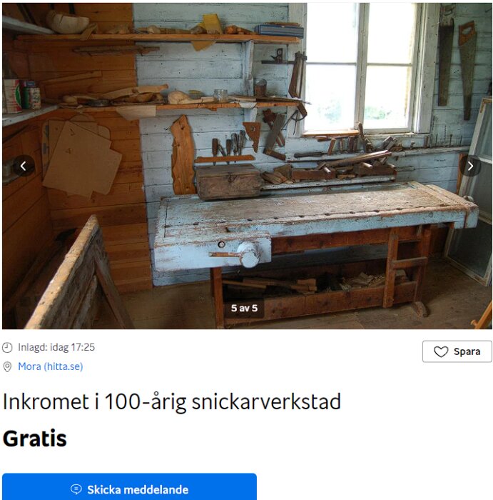 Gammal snickarverkstad med verktyg, arbetsbänk, träsniderier och slitet utseende.