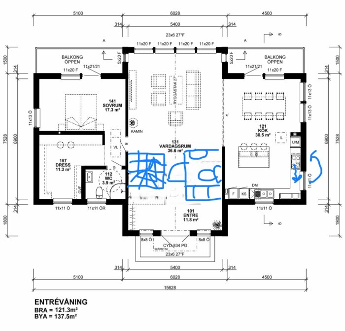 Arkitektonisk ritning av en lägenhetsplan med mått, rum, och blå klotter överlagt.