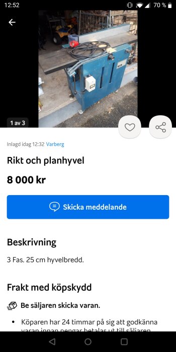 En blå rikt och planhyvel till salu. Affärsannons med pris och produktbeskrivning. Bilden tagen i en verkstad.