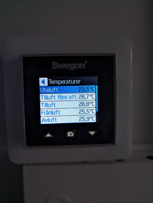 Digital display för ventilationssystem som visar olika temperaturvärden för luftflöden på svenska.