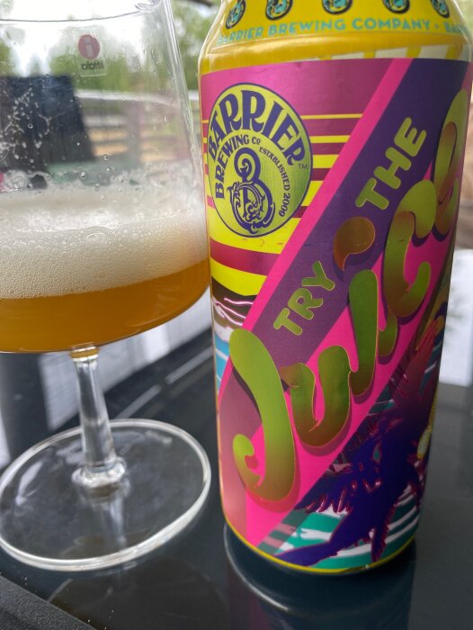 Öl i stänglas bredvid färgglad burk med texten "TRY THE JUICE". Barrier Brewing Co, etablerat 2009.