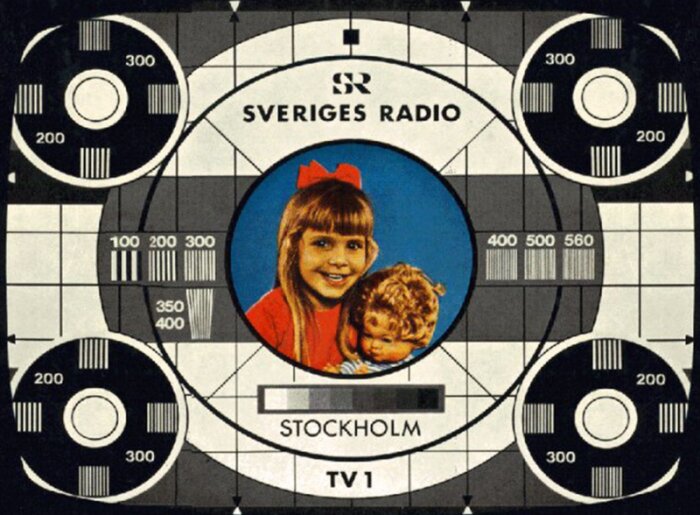 Svensk TV-testbild med en flicka, en leksaksdocka och kalibreringsmönster för bildjustering från Sveriges Radio.