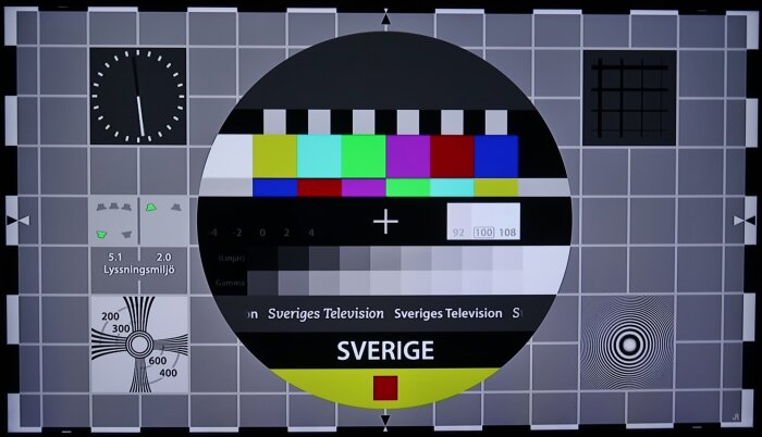 Testkort för TV-kalibrering med färger, mönster och text "SVERIGE" från Sveriges Television.