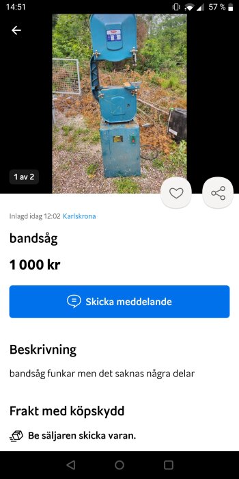 Blå bandsåg ute, begagnad, säljes för 1000 kronor, saknar delar, skogsbakgrund, annonserad i Karlskrona.