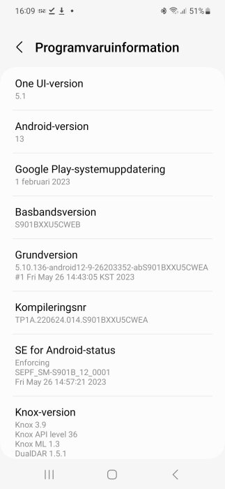 Skärmdump på Android-enhet med programvaruinformation, inklusive One UI-version, Android-version, uppdateringsdatum.