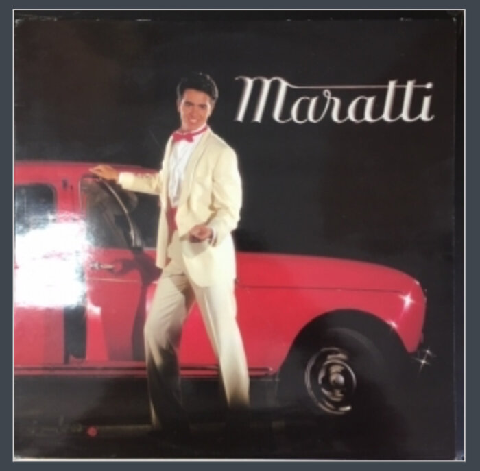 Man i kostym vid röd bil, retrolook, "Maratti" i överkant, svart bakgrund.