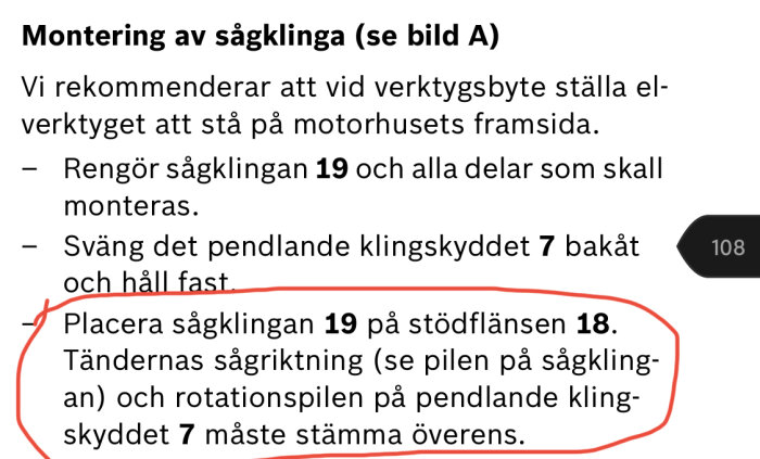 Instruktioner för montering av sågklinga med referensnummer och ikon på sidnumrering.