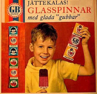 Ett leende barn håller en glass och en glassförpackning, retrostil, reklam för GB Glace, "glada gubbar", vintage.