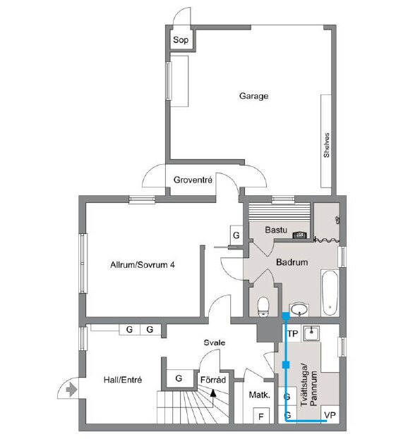 Ritning av ett hus med garage, fyra rum, badrum, bastu, och flera förvaringsutrymmen.