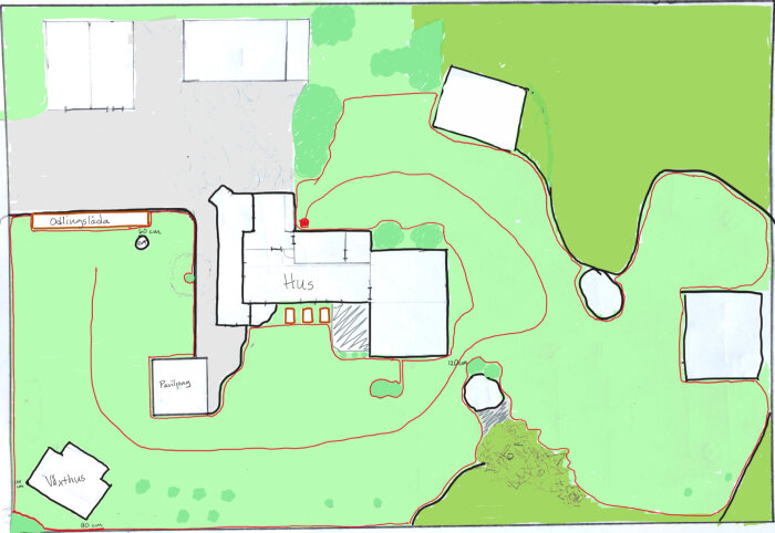 Handritad skiss av tomtplan med hus, odling, paviljong, uteplatser och grönområden markerade.