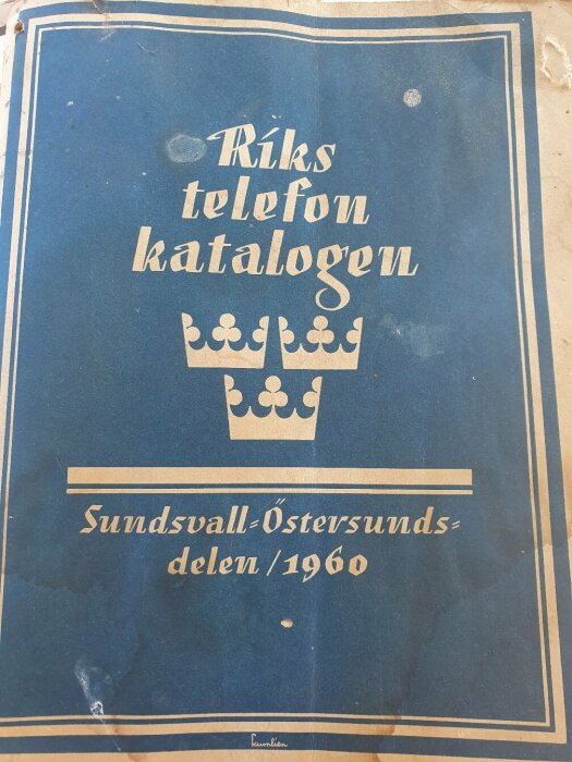 Svensk telefonkatalog från 1960, Rikstelefonkatalogen, Sundsvall-Östersundsdel, blått omslag, slitage, vintage, historisk dokument.