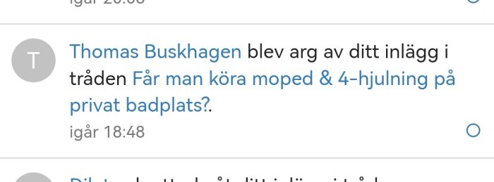 Skärmdump av konversation, namn syns, person arg över inlägg gällande mopedkörning på badplats.