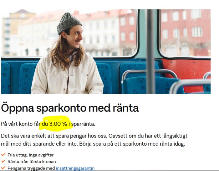 Leende man på buss, reklam för sparkonto med ränta, inne i fordon, stadsbakgrund.