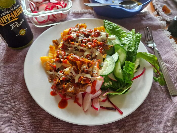 Pasta med sås och ost, sallad med gurka och rädisor, Kopparberg päroncider, middagsdukning.