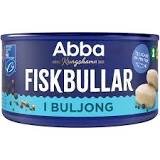 En burk med "Abba Fiskbullar i Buljong", ett svenskt märke för konserverad fiskprodukt.