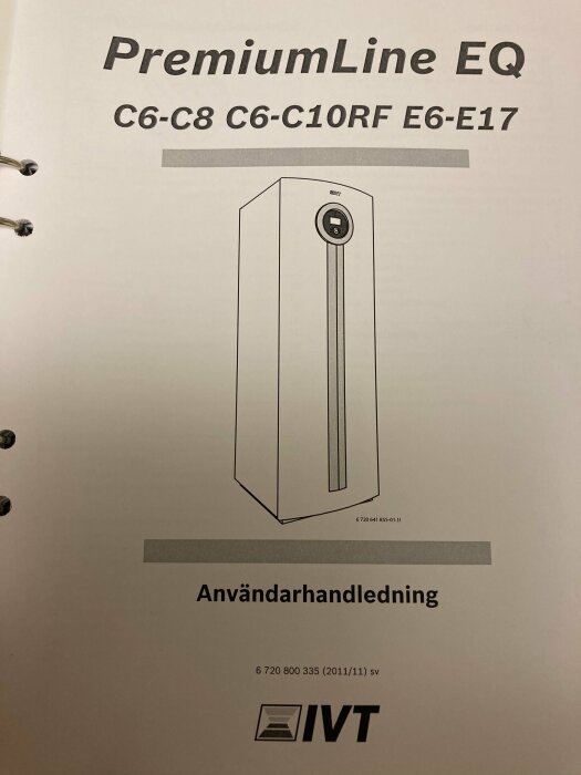 Användarhandledning för PremiumLine EQ värmepump med modellnummer. Enkel illustration av enheten på dokumentets omslag.