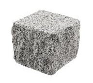 Kubisk granitblock, homogen textur, gråfärgad, stenmaterial, isolerad på vit bakgrund, byggnadsmaterial.