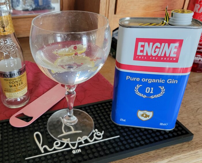 Ginflaska, tonicsflaska, drink i glas, Röda kryddor, cocktailverktyg, "HETERO" -bricka.