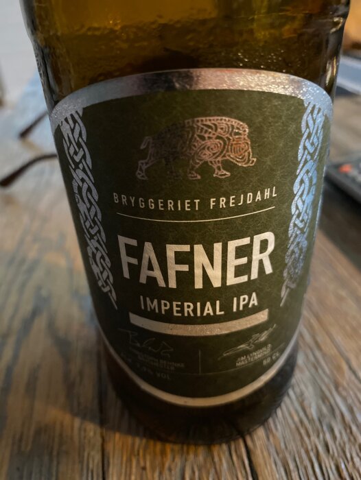 Etikett på Bryggeriet Frejdahls ölflaska "FAFNER Imperial IPA", nordiskt tema, alkoholhalt 9,3 %, 50 cl.