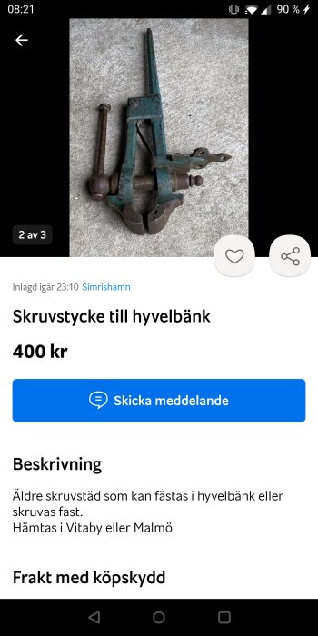 Gammalt skruvstycke för hyvelbänk, metall, sliten turkos färg, säljes för 400 kronor.