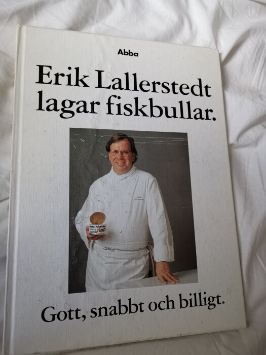 En kock håller en produkt, bokomslag med texten "Erik Lallerstedt lagar fiskbullar. Gott, snabbt och billigt."