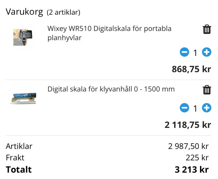 E-handelskorg med två artiklar: digitalskalor för verktyg, totalpris och fraktkostnad i svenska kronor.