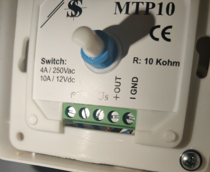 Elektronikkomponent med knapp, skruvanslutningar, beteckning MTP10, CE-märkt, tekniska specifikationer för switch och resistor.