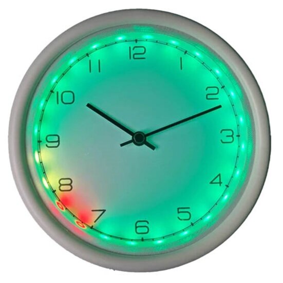 Väggklocka med grön lysdiodbelysning, enkla svarta visare, ingen sekundvisare, tydliga timmarkeringar.