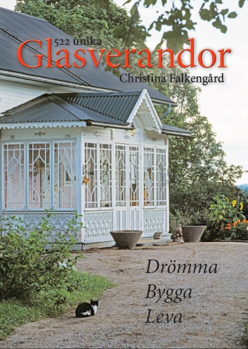 Vit trävilla med glasveranda, katter, grönska, bokomslag för "Glasverandor" av Christina Falkengård.