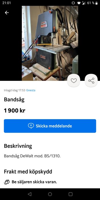 Bandsåg, DeWalt, modell BS/1310, till salu för 1900 kronor, verktygsrörig verkstad i bakgrunden.