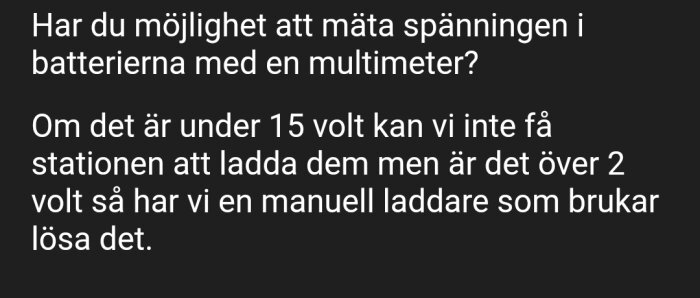 Text på svenska om att mäta batterispänning och använda manuell laddare för lågspänning.