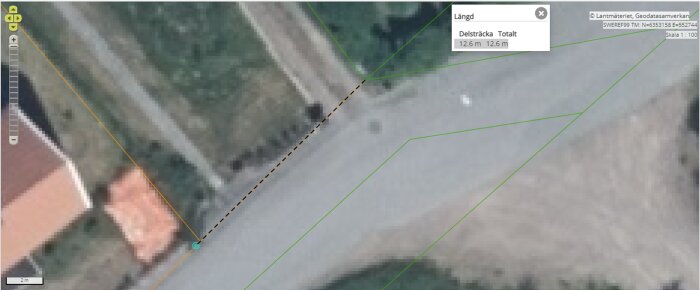 Satellitbild. Mätverktyg aktiverat. Hus, skog. Grön områdesavgränsning. Mätning pågår, 12.6 meter markerat.