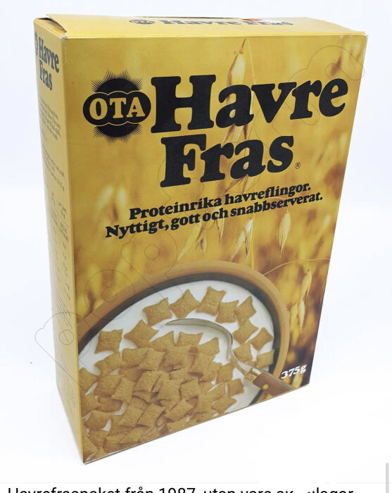 En förpackning med Oatly Havrefras, proteinrika havreflingor, gul bakgrund, hälsosamt snabbsnacksalternativ.