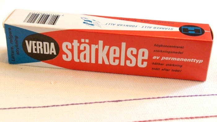 En förpackning VERDA stärkelse, högkoncentrerat strykmedel, av permanenttyp, på ett ljust underlag.
