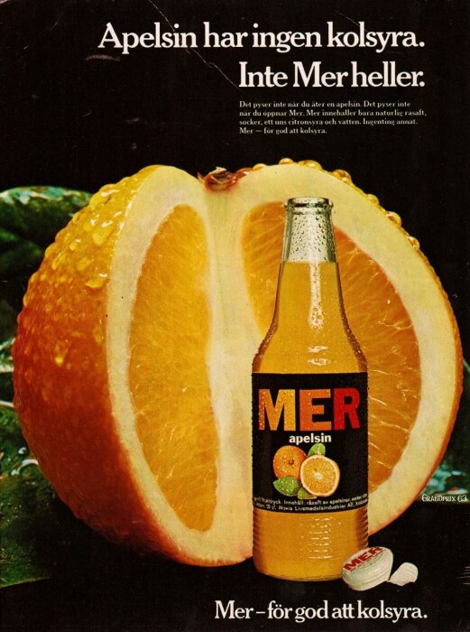 Reklambild för Mer apelsindryck, stor apelsinskiva, flaska, kolsyrefri, naturliga ingredienser, mörk bakgrund.