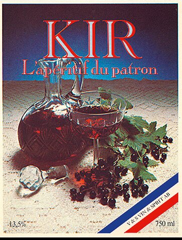 Vintage KIR-dryckesannons, innehåller karaff, glas med röd vätska, svarta vinbär, etikettinformation om storlek och alkoholhalt.